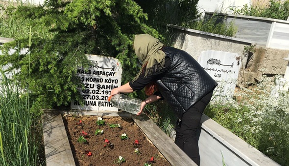 Başkan özel izin çıkardı, annesinin mezarını ziyaret etti