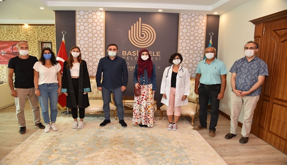 Başkan Özlü’den Başiskele’nin gururlarına anlamlı hediye 