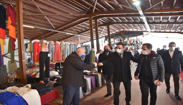Başkan Özlü’den pazar esnafına ziyaret