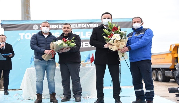 Başkan Özlü işçilerin yüzünü güldürdü