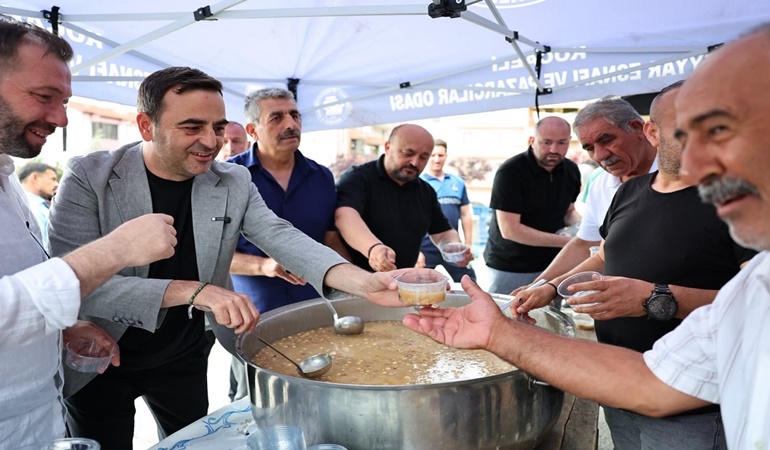Başkan Özlü, kendi elleriyle aşure dağıttı