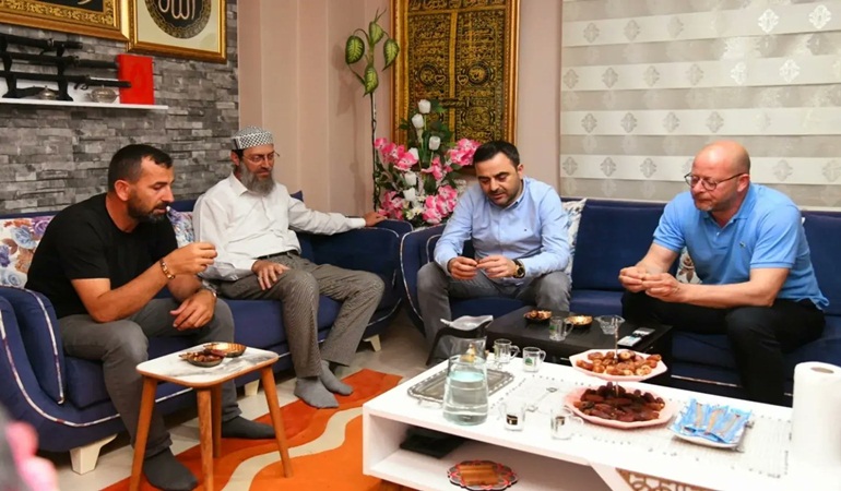 Başkan Özlü Umre’den dönen hemşehrilerini ziyaret etti