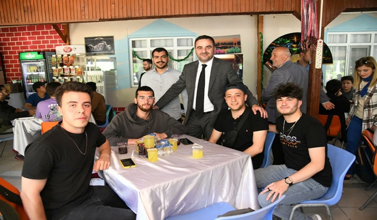 Başkan Özlü üniversiteli gençlerle buluştu