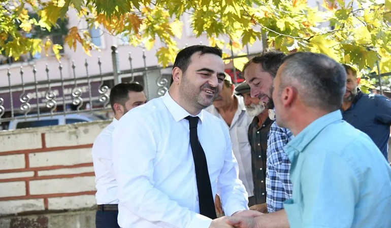 Başkan Özlü vatandaşla iç içe