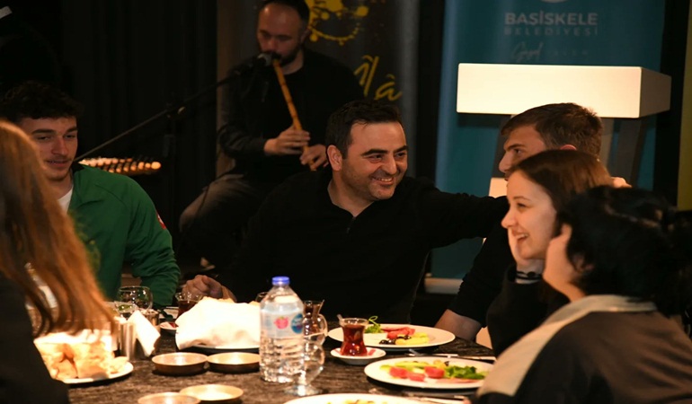 Başkan Özlü yaklaşık 1000 gençle sahur yaptı