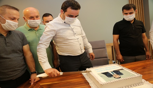 Başkan Özlü’ye doğum günü sürprizi