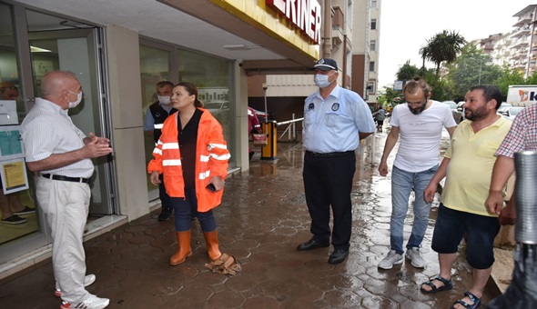 Başkan sağanakla birlikte, vatandaşın yanına koştu