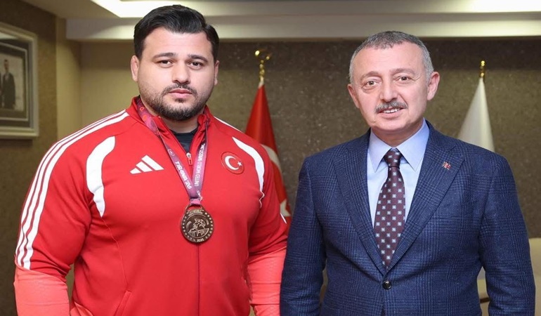 Başkan şampiyon güreşçiyi makamında ağırladı