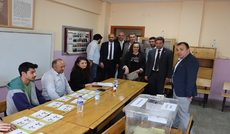 Başkan Sarı Kandıra’da okulları ziyaret etti