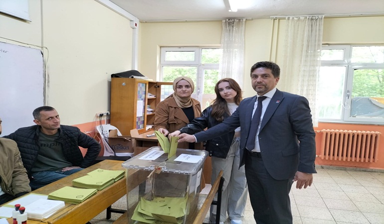 Başkan Sarı oyunu kullandı