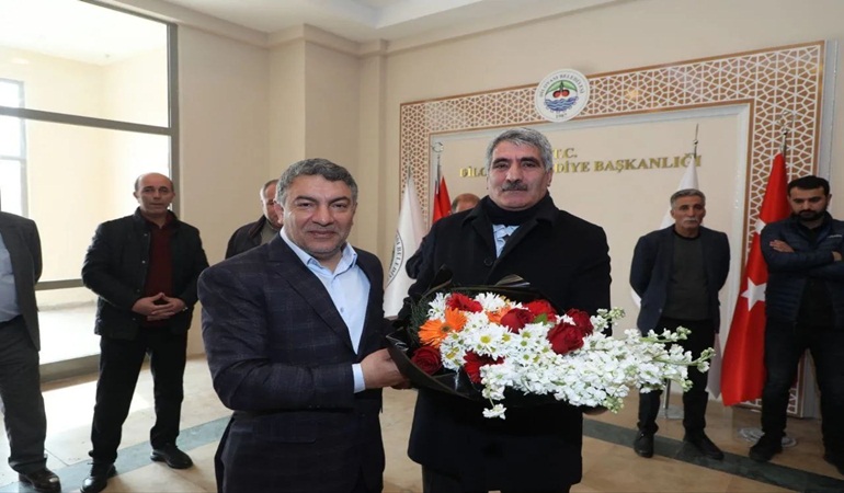 Başkan Şayir, çiçeklerle karşılandı  