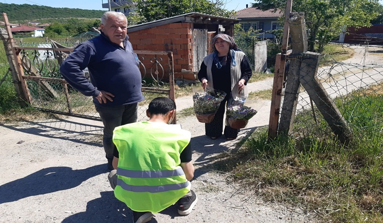 Başkan Şayir, Çiftçiler Günü’nde köy sakinlerine çiçek hediye etti 