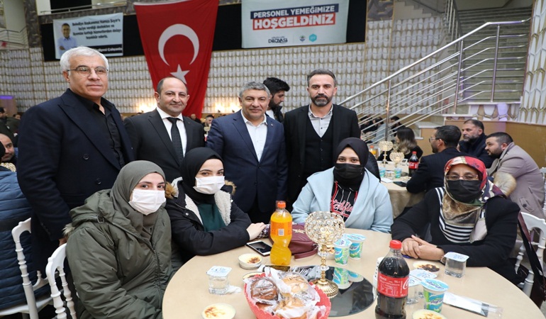 Başkan Şayir, emekliye ayrılan çalışma arkadaşları ile yemekte buluştu