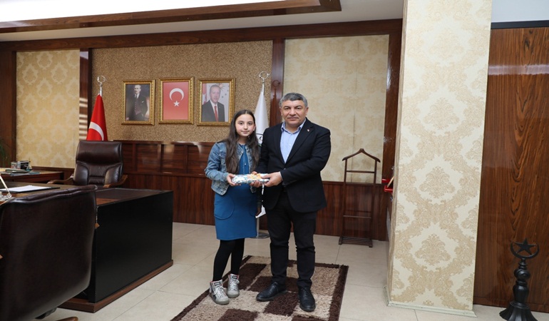 Başkan Şayir, koltuğunu küçük Derin'e bıraktı