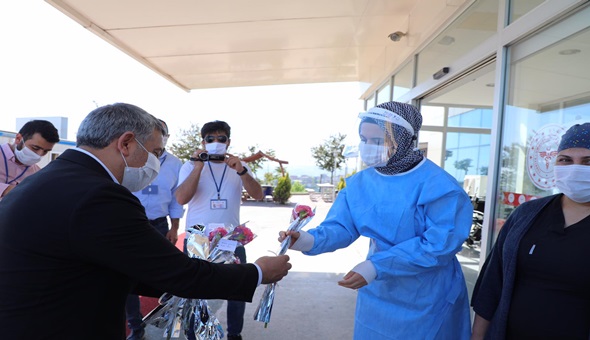 Başkan Şayir, sağlık çalışanı anneleri unutmadı!