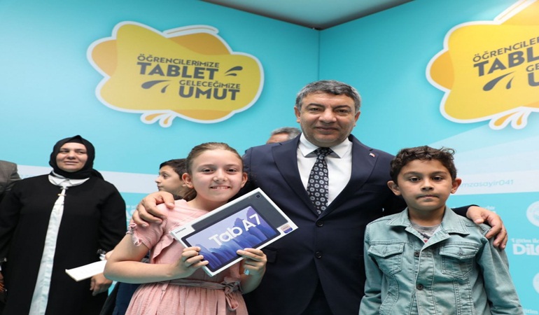 Başkan Şayir sözünü tutuyor, 5. Sınıflar tabletlerine kavuşuyor 