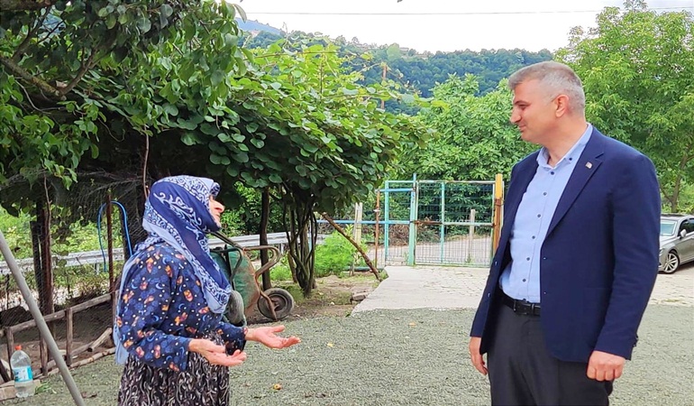 Başkan Sezer ahırı yanan aileyi sevindirdi