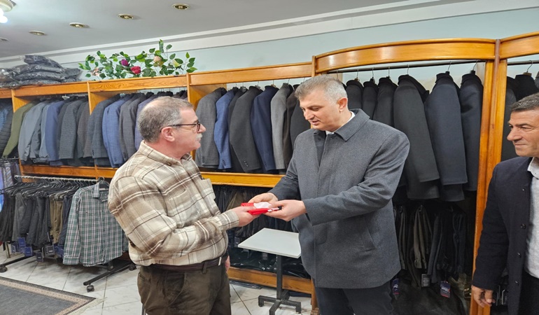 Başkan Sezer’de esnafa en güzel hediye