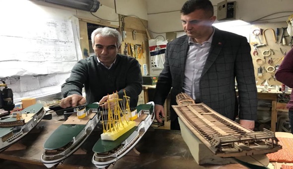 Başkan Sezer'den gemi maketi sanatçılarına ziyaret