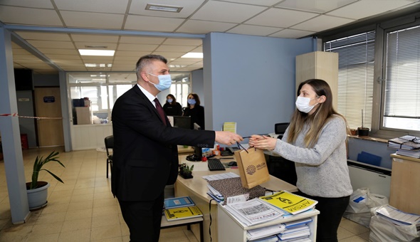 Başkan Sezer’den kadın çalışanları unutmadı