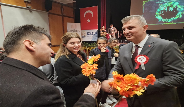 Başkan Sezer'den öğretmenlere çiçek