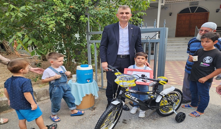 Başkan Sezer’den SMA’lı Ege için limonata satan küçük Ali’ye takdir belgesi