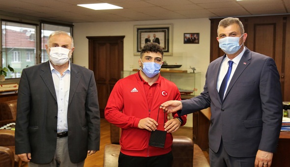 Başkan Sezer, Gölcük’ün gururu Ramazan Sarı’nın Avrupa şampiyonluğunu kutladı 