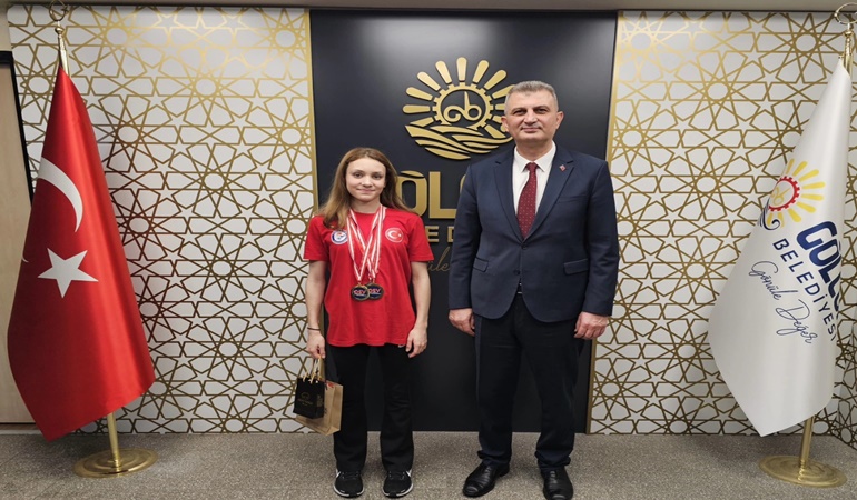 Başkan Sezer iki altın madalya kazanan yüzücüyü kutladı