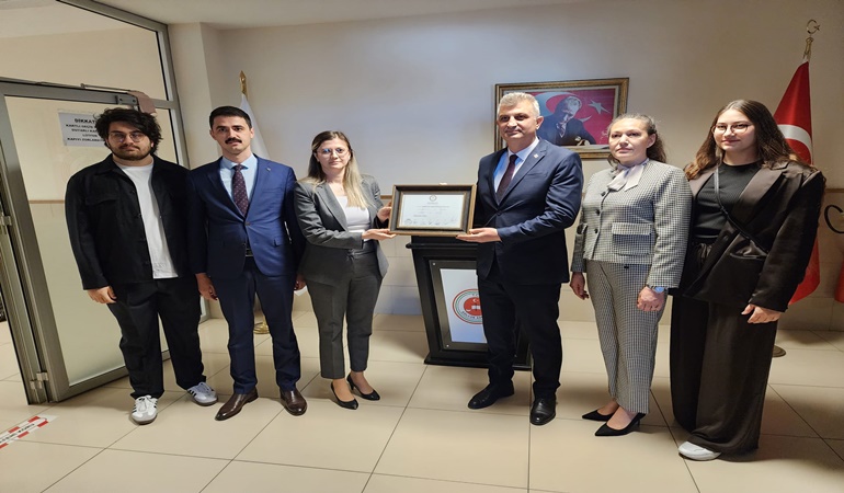 Başkan Sezer ikinci dönem için mazbatasını aldı