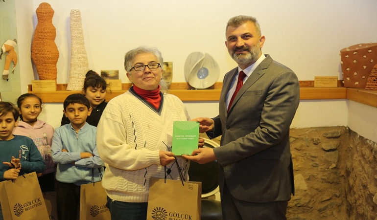 Başkan Sezer kitap tutkunlarını ödüllendirdi 