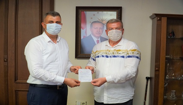 Başkan Sezer Kızılay'a kurban bağışında bulundu