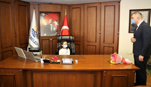 Başkan Sezer koltuğu Eflal Işıker’e devretti