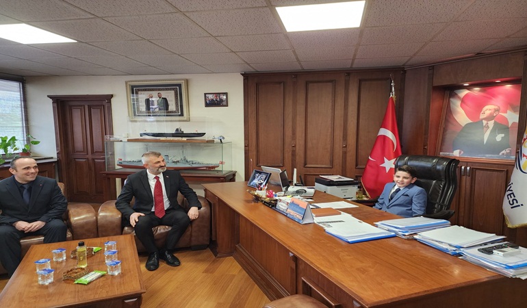 Başkan Sezer koltuğunu Melih’e devretti