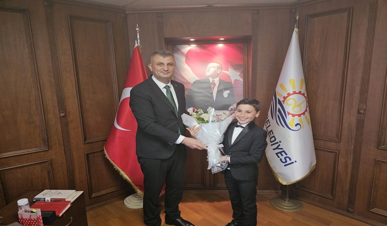 Başkan Sezer koltuğunu minik Yazıcıoğlu’na devretti