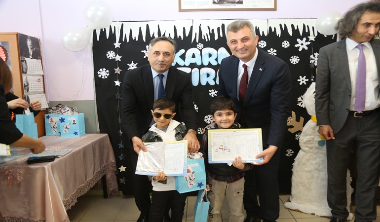 Başkan Sezer, öğrencilerin karne heyecanına ortak oldu