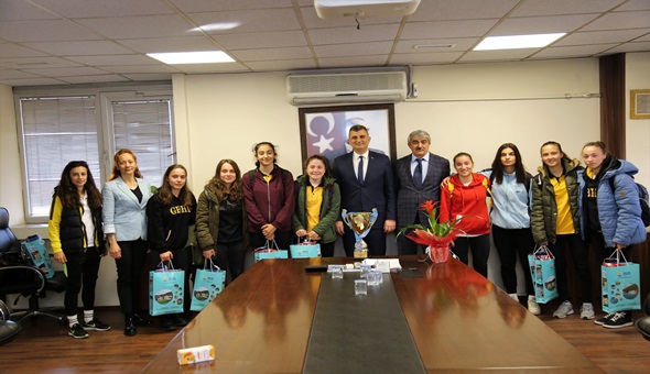 Başkan Sezer şampiyon kızlara başarılar diledi