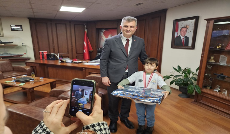 Başkan Sezer satrançta Gölcük'ün Gururu Ali Mete Dere’yi makamında ağırladı