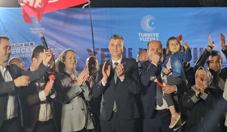 Başkan Sezer seçim zaferini binlerce hemşehrisi ile kutladı