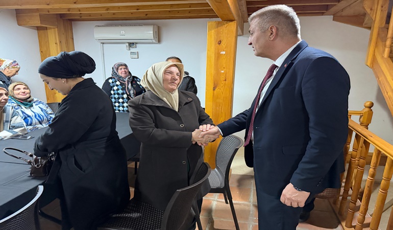 Başkan Sezer tahliye edilen site sakinleriyle bir araya geldi