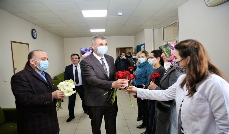Başkan Sezer ve İlçe Başkanı Seymen sağlık çalışanlarının Tıp Bayramını kutladı