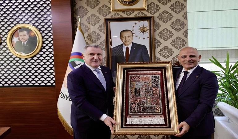 Başkan Söğüt, Bakan Bak’a Hereke Halısı hediye etti