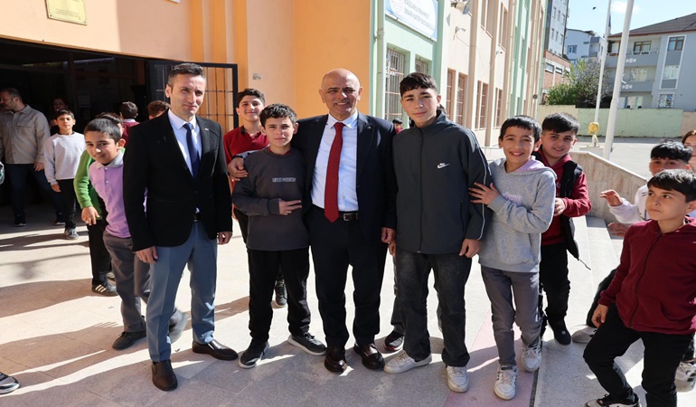 Başkan Söğüt bu haftaya da o okulu ziyaret ederek başladı