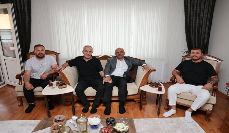 Başkan Söğüt hacdan dönenleri ziyaret etti