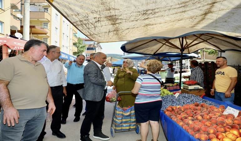 Başkan Söğüt pazara indi, vatandaşı ve esnafı dinledi