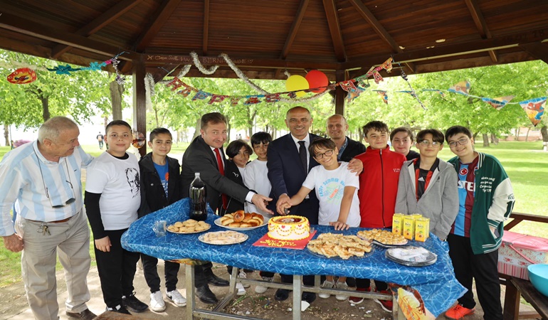 Başkan Söğüt sahilde gençlerle pasta kesti