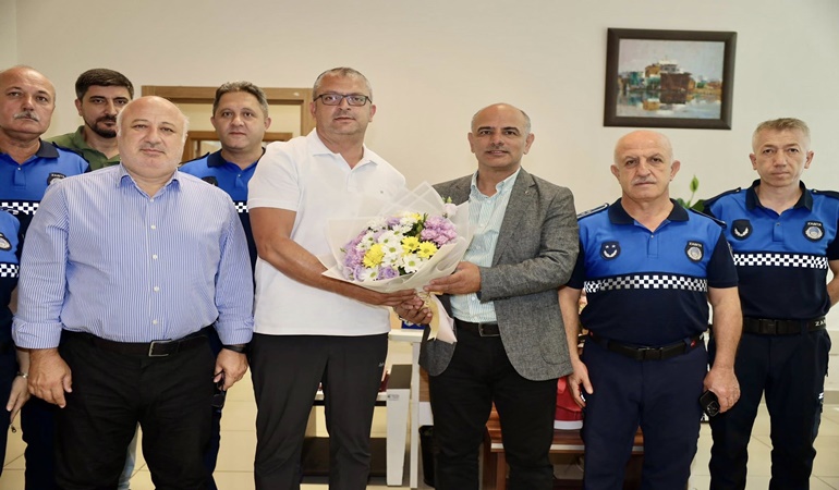 Başkan Söğüt’ten zabıtalara çiçekli kutlama