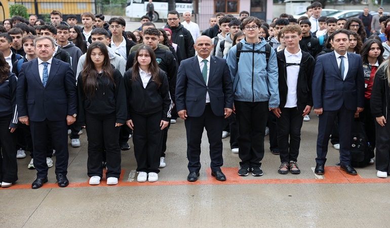 Başkan Söğüt, Yarımca Anadolu Lisesi’ndeki bayrak törenine katıldı