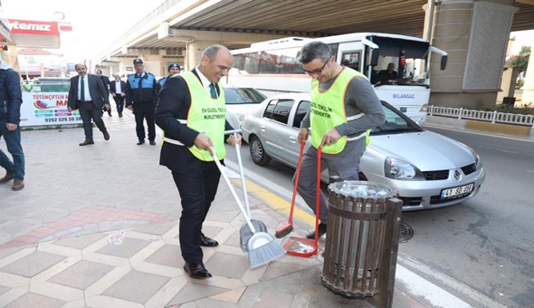 Başkan sokakları süpürdü