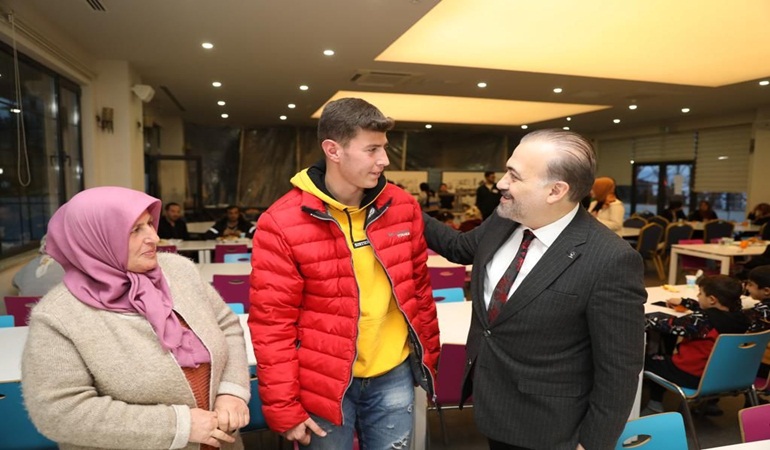 Başkan Talus, depremzedelerle iftar yaptı