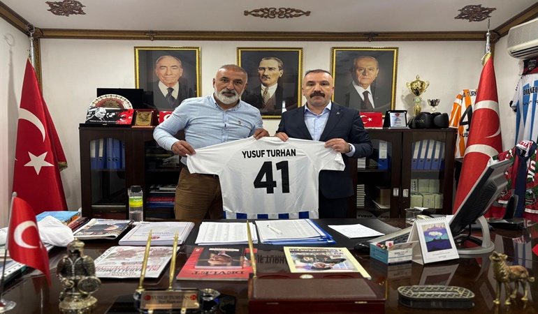 Başkan Turhan’a 41 numaralı forma hediye edildi